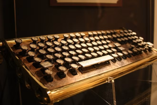 Chúng ta sẽ đến với chiếc bàn phím đầu tiên - Sojourner Keyboard. Sojourner Keyboard được chế tạo với một phong cách hoài cổ, sang trọng. Lớp viền của Sojourner được thiết kế viền kim loại mạ vàng cùng bộ gõ chữ khiến bất cứ cũng nhớ về một thời của máy đánh chữ xa xưa.