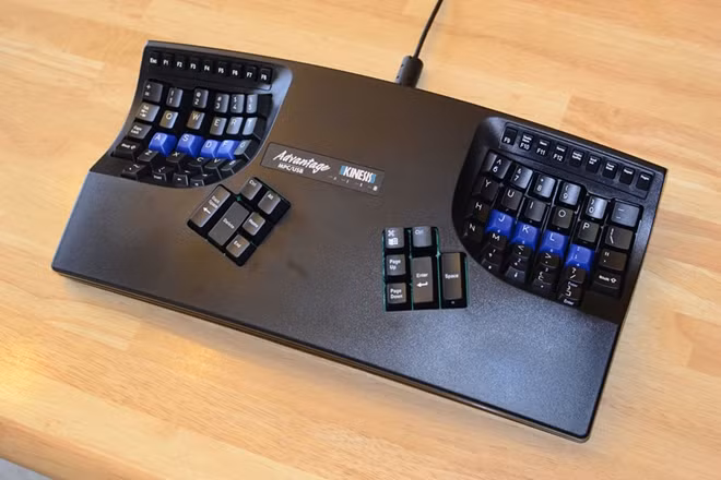 Trong hình là chiếc bàn phím đắt đỏ Kinesis Advantage, người dùng muốn sở hữu nó phải bỏ ra số tiền không nhỏ khoảng 6,8 triệu đồng nhưng bù lại thiết kế của Kinesis Advantage đem tới cảm giác sử dụng dễ chịu và thoải mái.