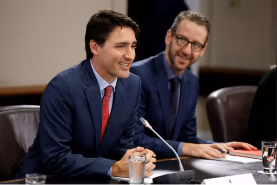 Thủ tướng Canada Justin Trudeau và cố vấn Gerald Butts trong một cuộc họp tại Thủ đô Ottawa hồi tháng 4-2017. Ảnh: Reuters Thủ tướng Canada Justin Trudeau và cố vấn Gerald Butts trong một cuộc họp tại Thủ đô Ottawa hồi tháng 4-2017. Ảnh: Reuters