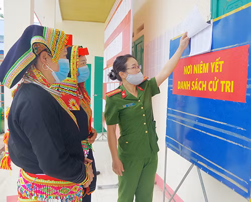 Công an huyện Võ Nhai (Thái Nguyên) tuyên truyền, hướng dẫn người dân tham gia bầu cử đại biểu Quốc hội và HĐND các cấp.