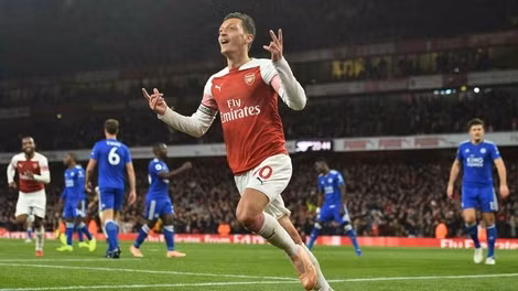 Oezil đang có phong độ chói sáng trong màu áo Arsenal. Oezil đang có phong độ chói sáng trong màu áo Arsenal.