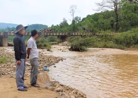 Càng về thượng nguồn, nước càng đậm đặc màu vàng và bốc mùi hôi.
