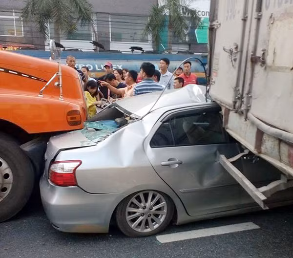 Toyota Vios bẹp dúm sau tai nạn. Ảnh: Linh Quách