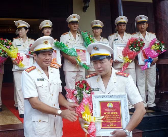 Thượng úy Trần Nguyễn Văn (bên phải) được Công an tỉnh Bạc Liêu tuyên dương vì có thành tích xuất sắc trong học tập và làm theo tư tưởng, đạo đức, phong cách Hồ Chí Minh.
