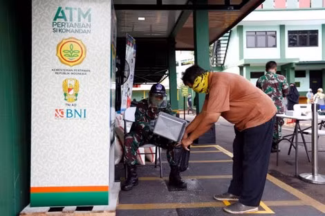 Mỗi người dân xếp hàng tại cây ATM gạo ở Indonesia sẽ được nhận 1,5kg gạo. ảnh: Reuters