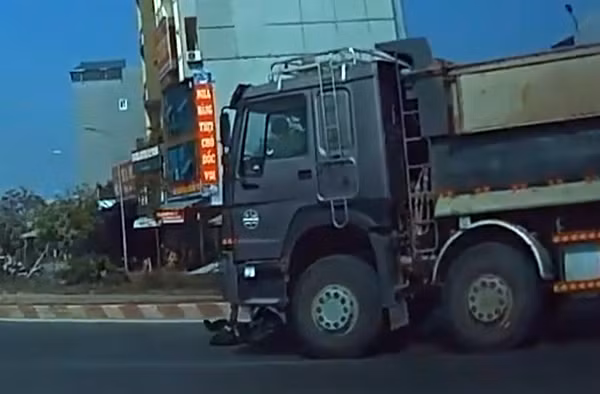 Vụ tai nạn khiến người đi đường thót tim. Vụ tai nạn khiến người đi đường thót tim.