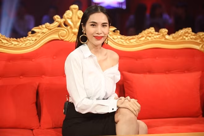 Ca sĩ Thủy Tiên kể chuyện nam ca sĩ Ưng Hoàng Phúc theo đuổi cô trên sóng truyền hình.