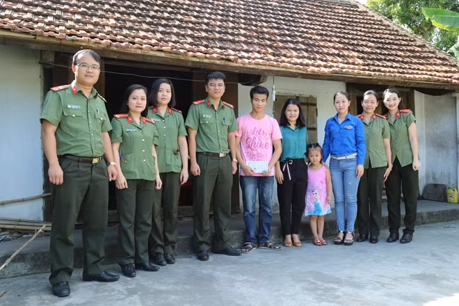 Đoàn Thanh niên Phòng Công tác chính trị và Đoàn trường THPT Thái Lão tới thăm nhà em Nguyễn Công Anh.