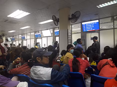 Tại BV Truyền máu - Huyết học TP Hồ Chí Minh, các bác sĩ sẽ căn cứ vào tình trạng của từng bệnh nhân để trì hoãn sử dụng thuốc trong thời gian ngắn hoặc giảm liều dùng.