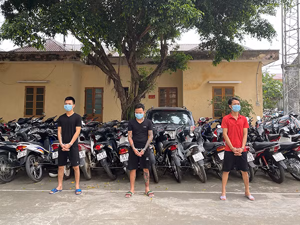 Các đối tượng và số xe máy thu giữ.