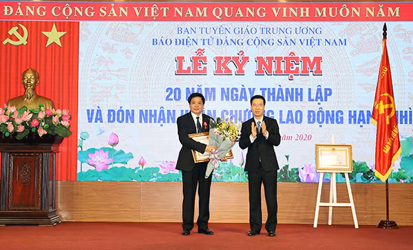 Đồng chí Võ Văn Thưởng đã trao Huân chương Lao động hạng Ba của Chủ tịch nước tặng đồng chí Trần Doãn Tiến Đồng chí Võ Văn Thưởng đã trao Huân chương Lao động hạng Ba của Chủ tịch nước tặng đồng chí Trần Doãn Tiến