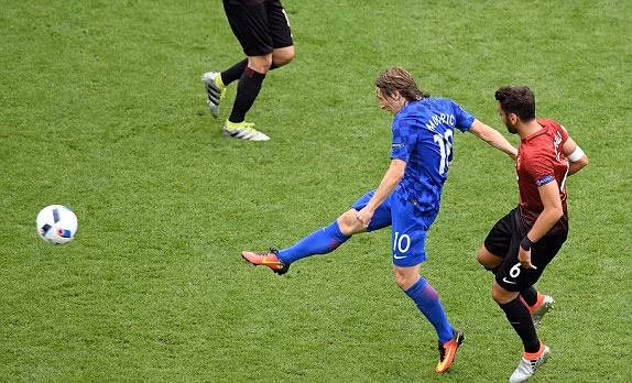 Modric vô lên tung lưới Thổ Nhĩ Kỳ.