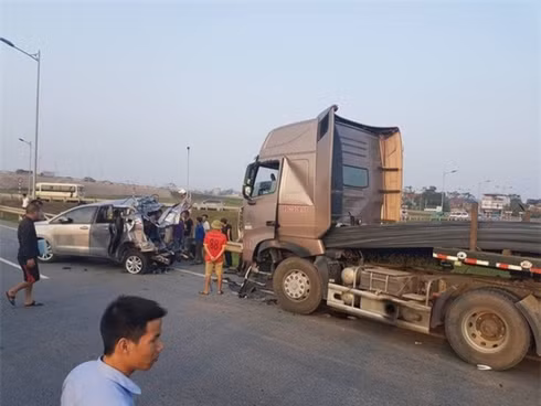 Vụ tai nạn thảm khốc trên cao tốc Hà Nội - Thái Nguyên do xe Innova đi lùi đã khiến 4 người tử vong. (ảnh: KT)