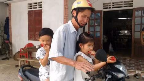 Hai đứa trẻ chị Thủy cưu mang được gia đình, làng xóm đùm bọc, chăm sóc.