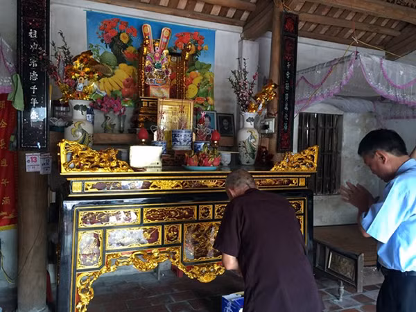 Ông Thêm thắp hương báo cáo tổ tiên trước khi ra hội trường dự lễ xin lỗi công khai.