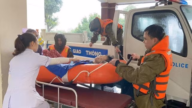 Cảnh sát Giao thông dùng xe đặc chủng đưa người dân đi cấp cứu