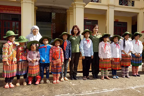 Đoàn thiện nguyện trao tặng mũ cho các em học sinh Trường PTDTBT Tiểu học và THCS Thèn Chu Phìn.