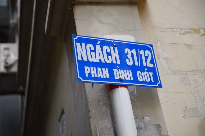Trước đây, ngách này như một lối tắt thông ra đường Nguyễn Lân, hàng ngày có rất nhiều người đi xe máy thường đi tắt qua đây đặc biệt là vào giờ cao điểm khiến cuộc sống của người dân tại đây đảo lộn bởi tiếng ồn của phương tiện cũng như giao thông lộn xộn, tiềm ẩn nguy cơ tai nạn.