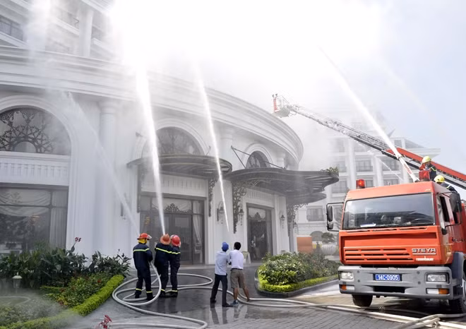 Dùng lăng phun nước dập tắt đám cháy và dùng xe thang cứu người bị kẹt trên tầng.