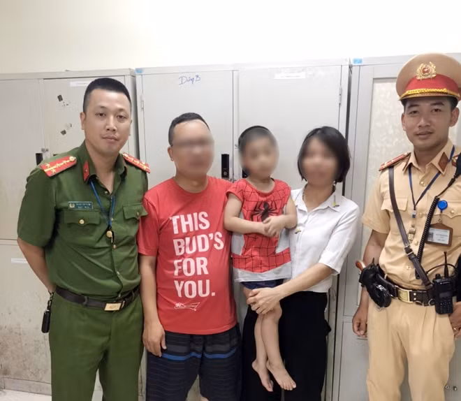 Gia đình chị Chiến mừng rỡ khi được chiến sỹ CSGT đưa con về tận nhà.