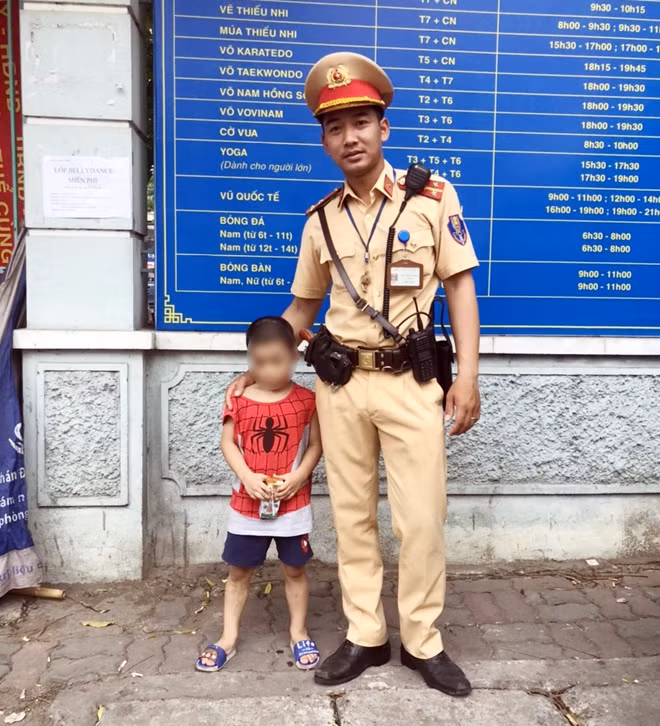 Thượng úy Phương và bé H. đi lạc trên đường.