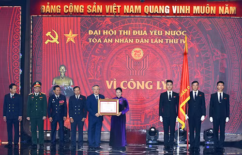 Chủ tịch Quốc hội Nguyễn Thị Kim Ngân trao tặng Huân chương Độc lập Hạng nhất cho TAND tối cao.