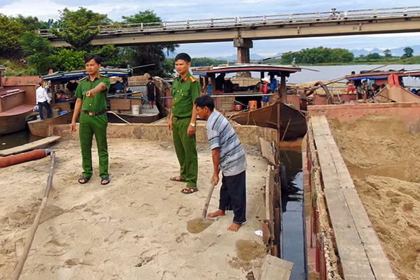 Các ghe máy vỏ thép khai thác cát trái phép trên sông Thu Bồn bị Cảnh sát môi trường bắt quả tang.