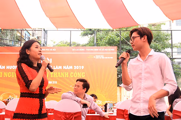 Doanh nhân Trần Uyên Phương giao lưu với các bạn HSSV qua chủ đề của Ngày hội: “Khơi nguồn lực, đón thành công”. Doanh nhân Trần Uyên Phương giao lưu với các bạn HSSV qua chủ đề của Ngày hội: “Khơi nguồn lực, đón thành công”.