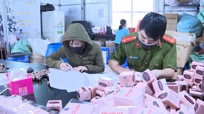 Nước rửa tay, kem trị nám.. sản xuất “chui”