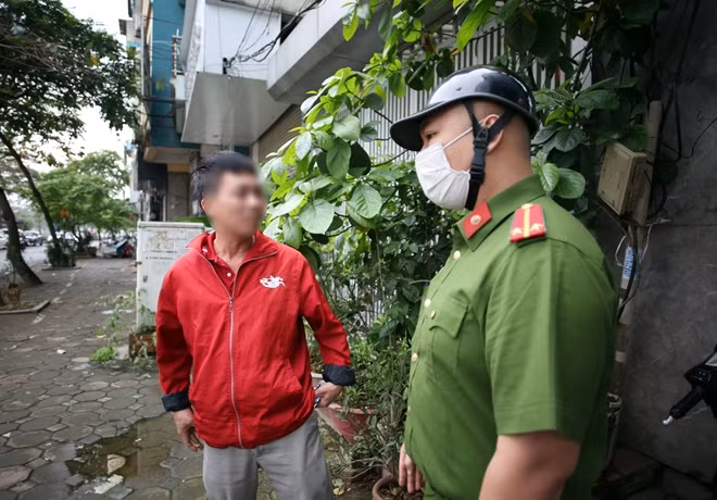 Trong thời gian giãn cách xã hội, người đàn ông này vẫn thản nhiên ra đường hè hút thuốc và... không đeo khẩu trang.