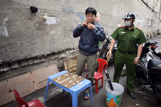 Một trường hợp khác vi phạm không đeo khẩu trang khi ra đường và tụ tập chơi cờ trên vỉa hè được Công an phát hiện.