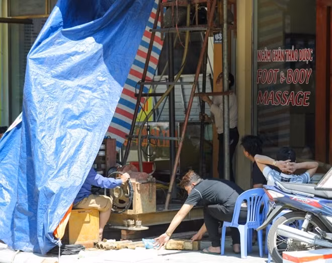 Nước tự nhiên cho sinh hoạt cạn kiệt, nước từ nhà máy nước không đủ cung cấp. Người dân Sapa tìm biện pháp giải quyết tình hình cấp bách về nước với việc tự đào giếng khoan.