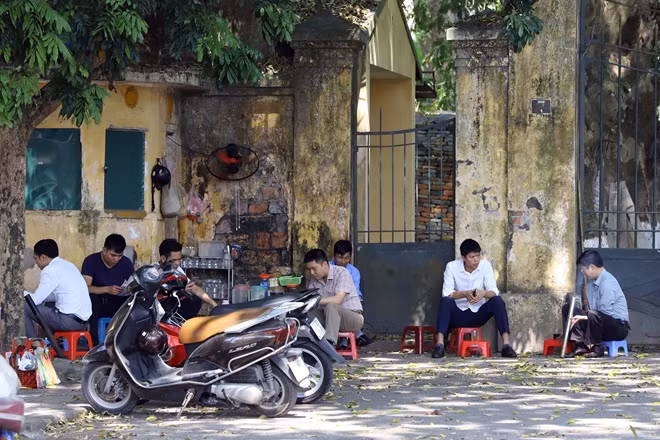 Quán trà đá ven đường Hoàng Diệu cũng vì thế mà đông khách tới giải khát hơn.
