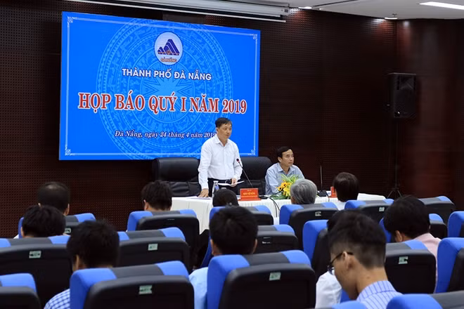Theo phó chủ tịch UBND TP. Đà Nẵng – Đặng Việt Dũng: Hiện UBND TP Đà Nẵng đã chỉ đạo các đơn vị Sở, ngành liên quan tiến hành rà soát những dự án đầu tư ven bờ sông Hàn.