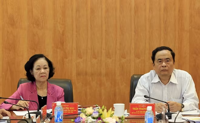 Đồng chí Trương Thị Mai và đồng chí Trần Thanh Mẫn điều hành tham luận