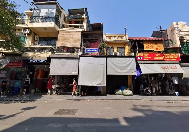 Cả một dãy phố đang đầy rẫy hàng hóa bỗng chốc thành "chiếu rủ màn che" để tránh nắng nóng.