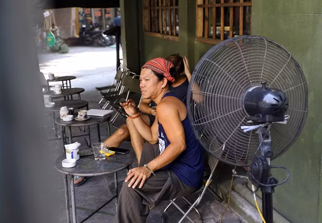 Hầu hết các quán giải khát đều trang bị thêm quạt điện để phục vụ khách hàng.