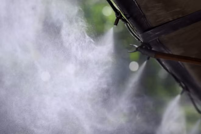 Hệ thống phun sương làm mát cho mặt tiền một cửa hàng trên phố Hàng Đào để tạo độ ẩm, giảm bớt nóng nực.