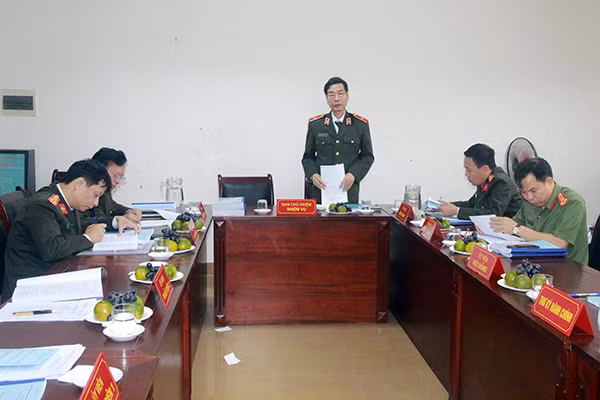 Thiếu tướng, TS Phạm Văn Miên báo cáo trước hội đồng tóm tắt kết quả nghiên cứu đề tài khoa học