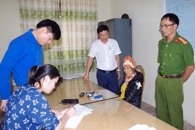 Trung tá Lại Trí Dũng - Trưởng Công an xã Đại Cương phối hợp Công an huyện Kim Bảng bắt đối tượng Dương Thị Tức vận chuyển trái phép chất ma túy.