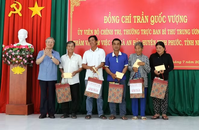 Thường trực Ban Bí thư Trần Quốc Vượng tặng quà cho hộ dân nghèo, có hoàn cảnh khó khăn tại xã An Hải, huyện Ninh Phước, tỉnh Ninh Thuận. Ảnh: TTXVN