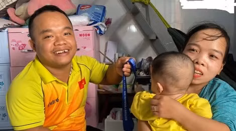 Anh Nguyên hạnh phúc bên vợ con.