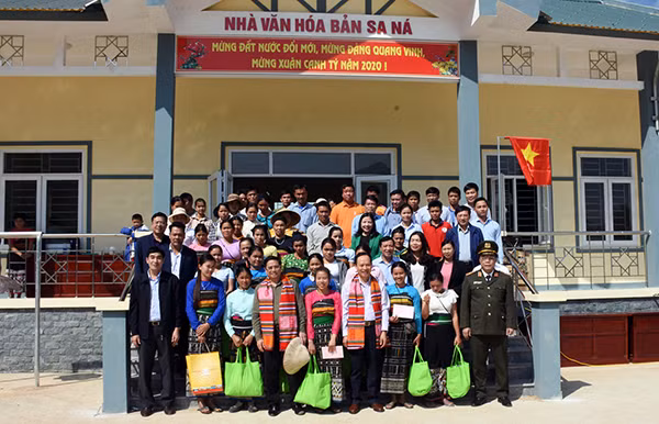 Đồng chí Phạm Minh Chính chụp ảnh lưu niệm với nhân dân bản Sa Ná