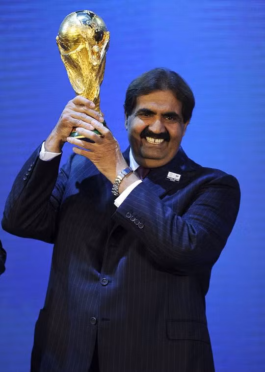 Hoàng thân Sheikh Hamad bin Khalifa al-Thani nhận quyền đăng cai World Cup 2022.