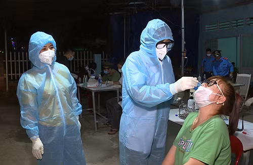 Xét nghiệm cho người dân từ địa phương khác vào Bình Phước tại chốt kiểm soát COVID-19 tại xã Tân Lập, huyện Đồng Phú.