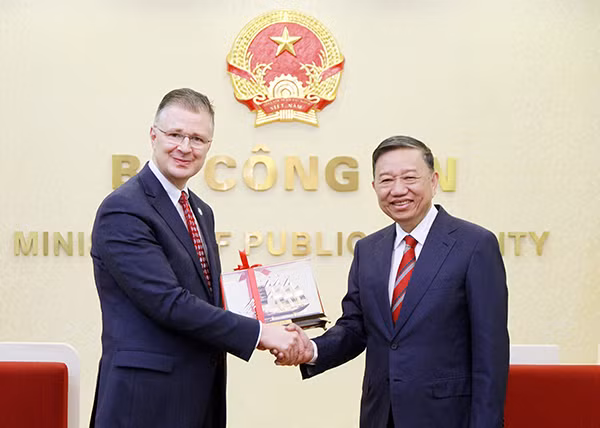 Bộ trưởng Tô Lâm tặng quà lưu niệm Đại sứ Daniel Kritenbrink. Bộ trưởng Tô Lâm tặng quà lưu niệm Đại sứ Daniel Kritenbrink.