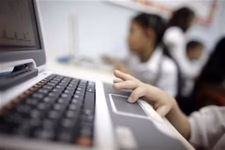 Việc sử dụng mạng xã hội quá sớm, thiếu sự giám sát của cha mẹ dễ khiến các bé gái bị xâm hại.