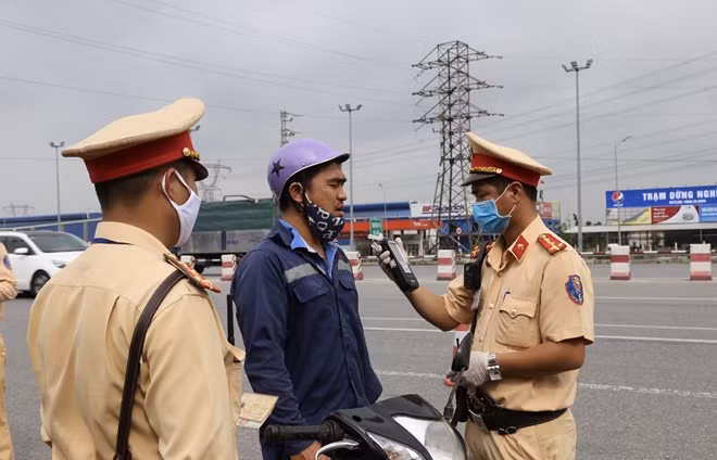 Cảnh sát giao thông kiểm tra nồng độ cồn người điều kiển phương tiện.