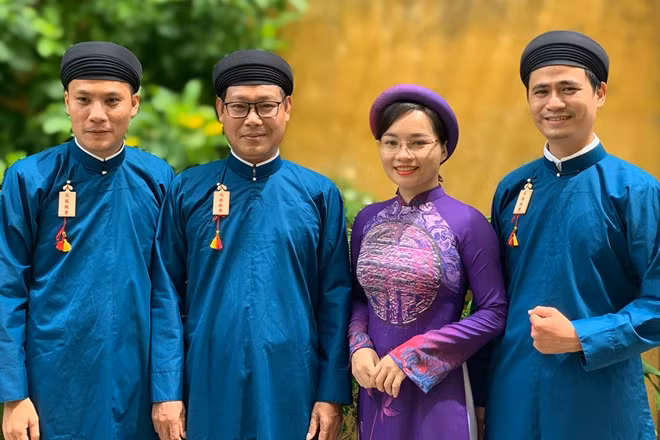 Nam công chức ở Huế mặc áo dài để giữ gìn văn hóa truyền thống.