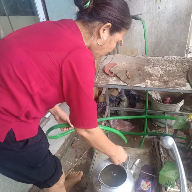 Nhiều hộ gia đình không đủ tiền mua máy lọc nước nên vẫn phải dùng nước trực tiếp từ giếng khoan.